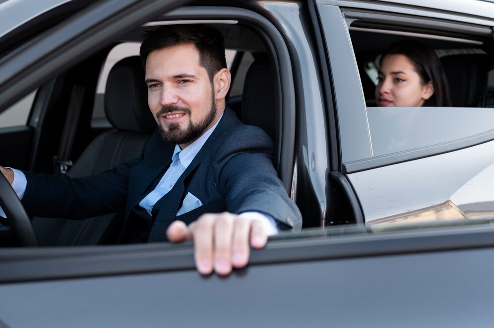 macho joven siendo conductor uber clienta 23 2149184238