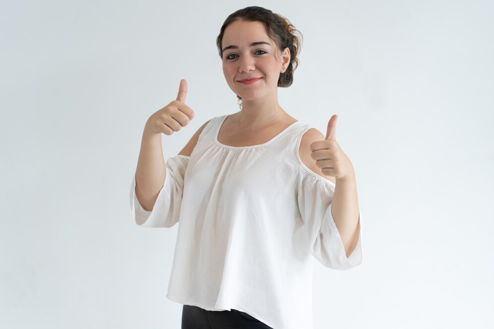 mujer bonita sonriente que muestra pulgares arriba 1262 17575